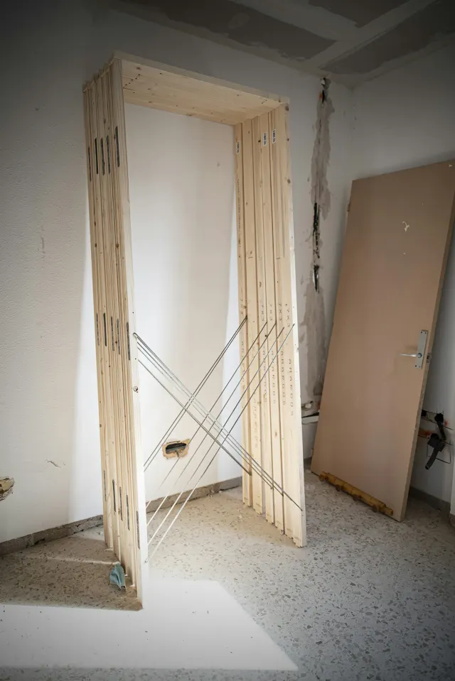 Fixing: internal door jamb